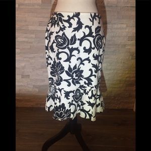 ❤️WHBM pencil skirt with flounce hem size 4